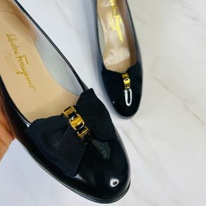 Vintage Rare Black Patent Leather Pump Gold tone Vara Mini Buckles Grosgrain Bow